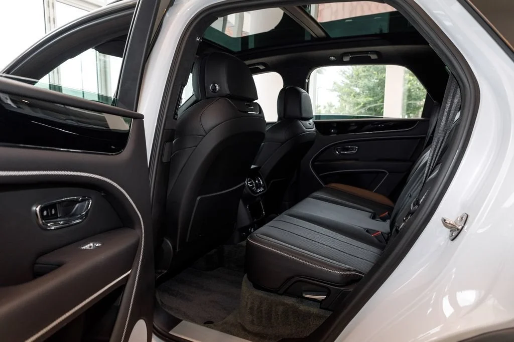 Used 2023 White Bentley V8 image 28