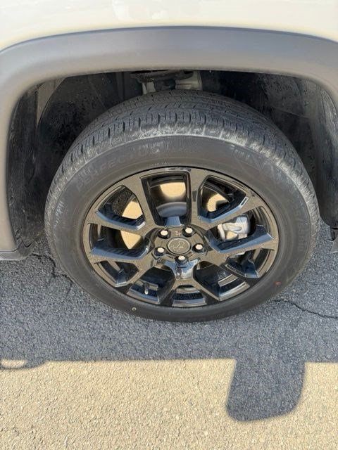 Used 2025 Silver Zynith Jeep Latitude image 10