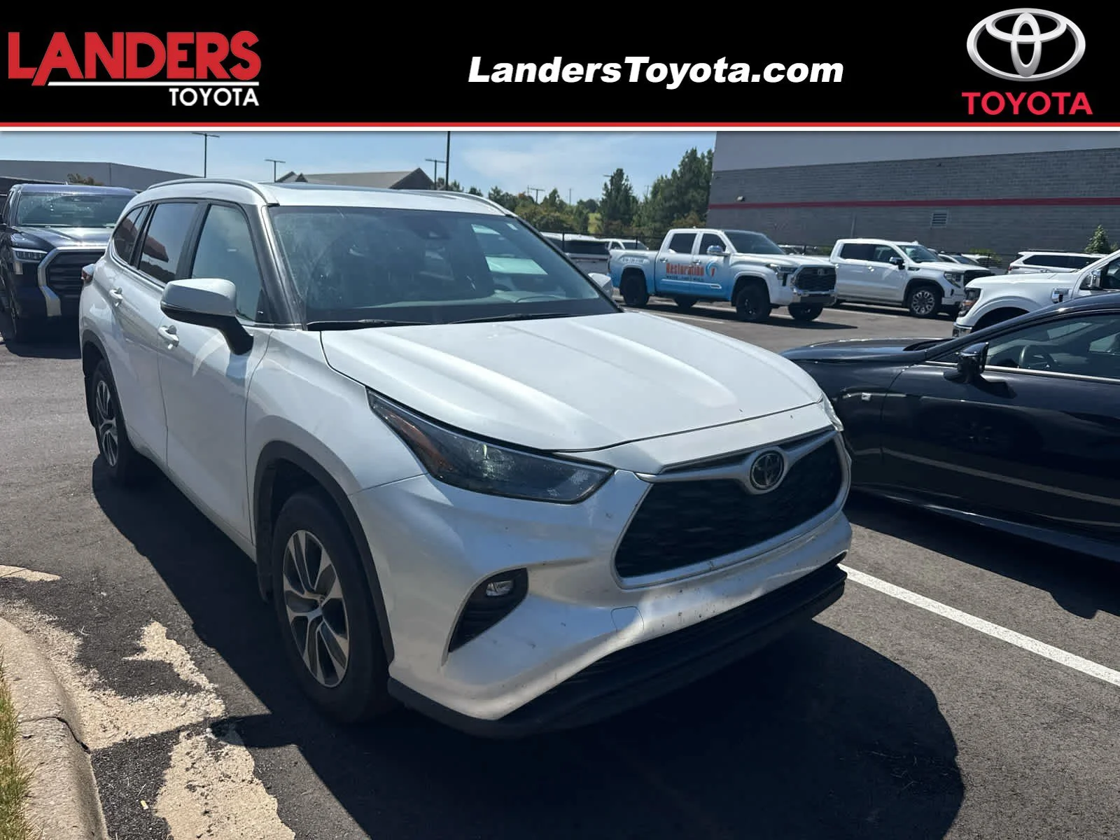 Used 2025 Wind Chill Pearl Toyota XLE image 1