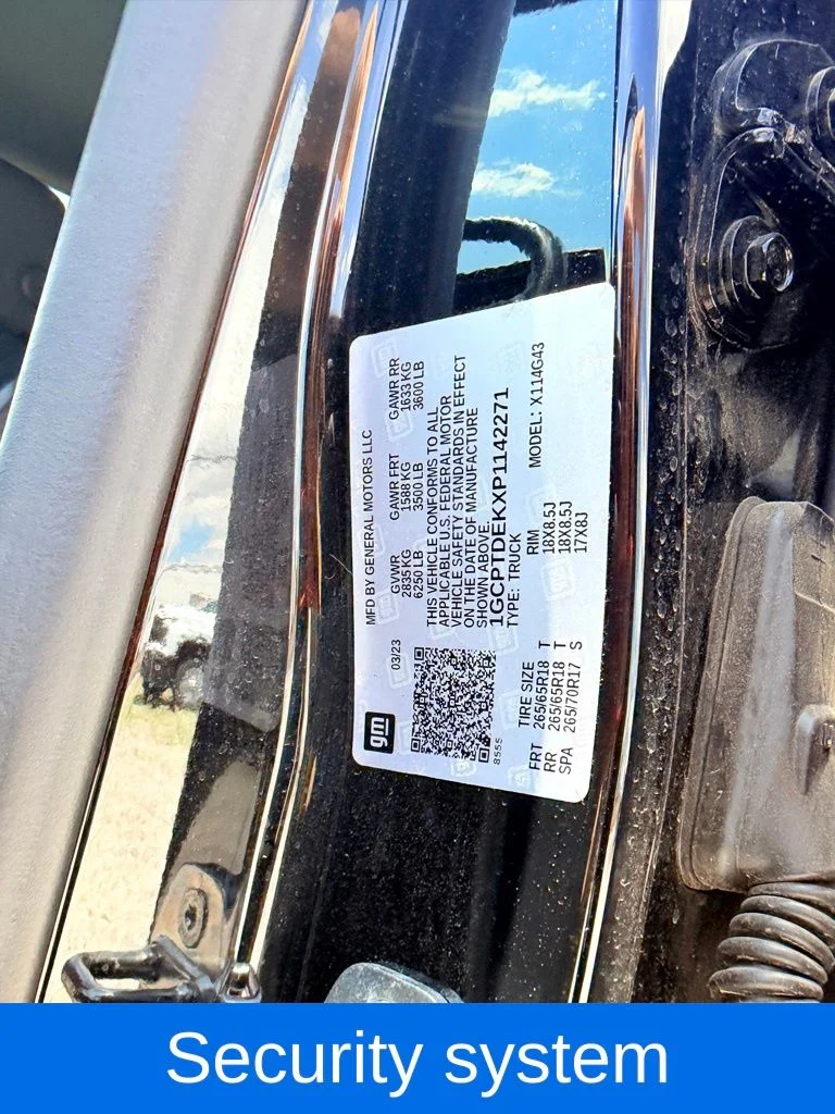 Used 2023 Black Chevrolet Z71 image 30