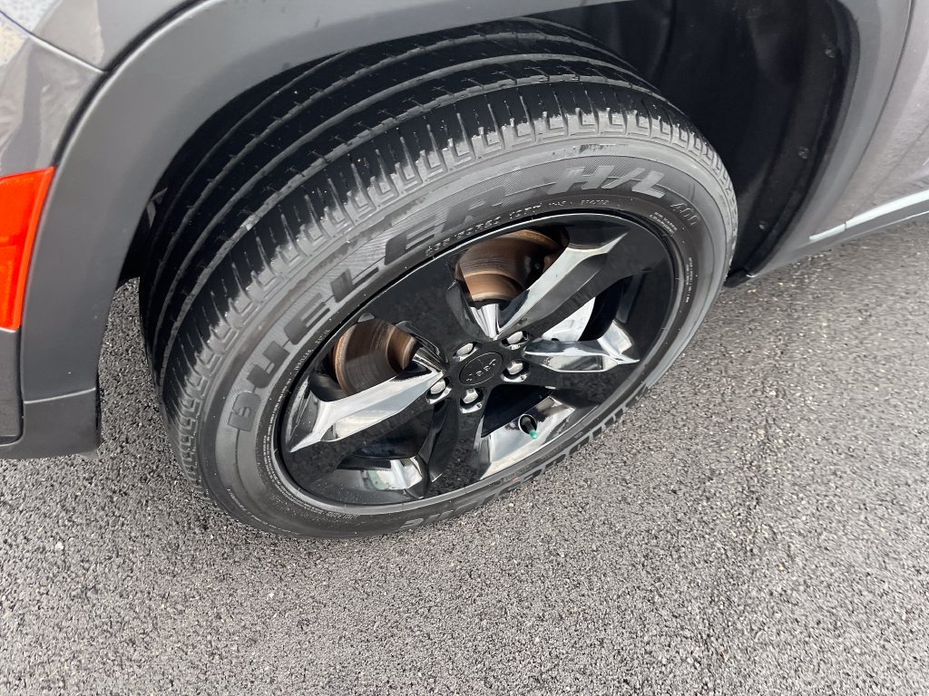 Used 2023 Gray Jeep Altitude image 9
