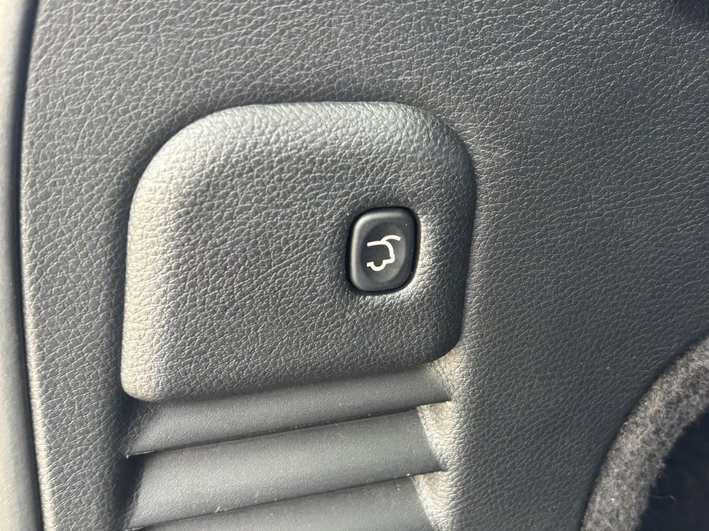 Used 2021 Red Jeep Laredo X image 19