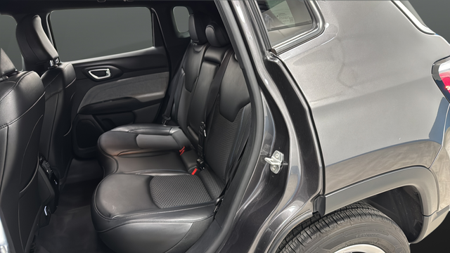 Used 2023 Granite Crystal Metallic Clearcoat Jeep Latitude image 23
