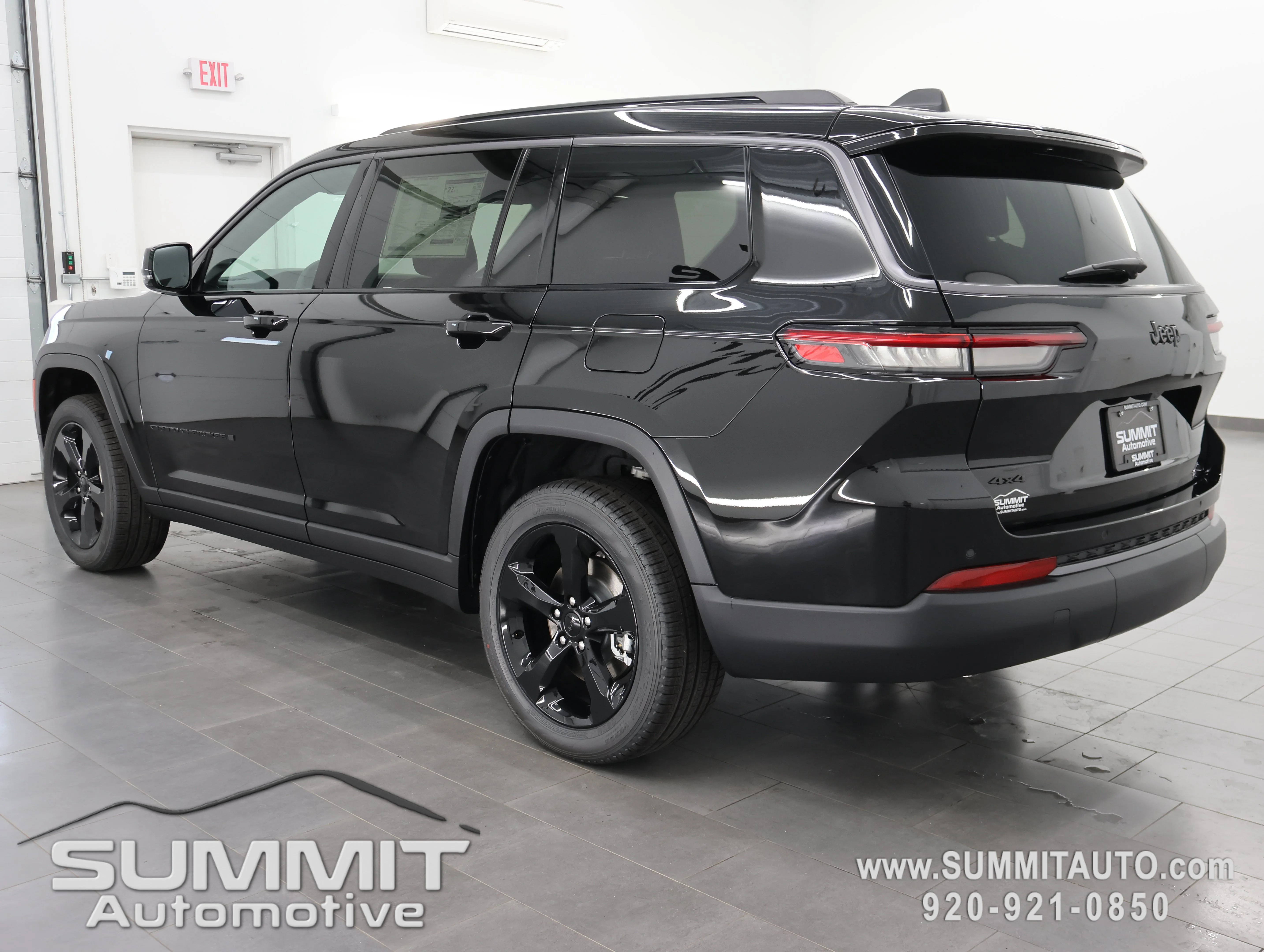 New 2026 Diamond Black Crystal Pearl-Coat Exterior Paint Jeep Limited image 5