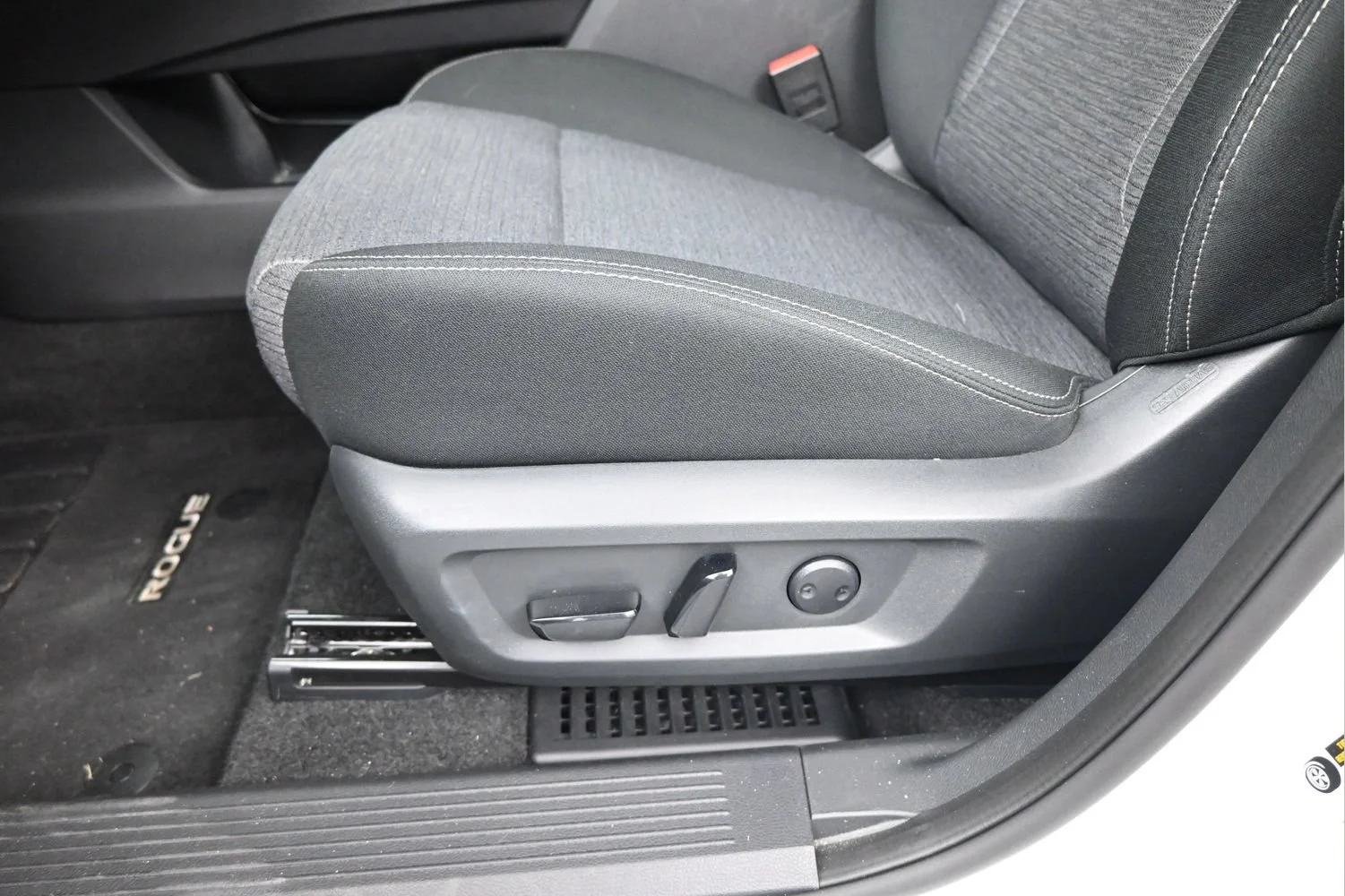 Certified Used 2023 Pearl White Tricoat Nissan SV image 10