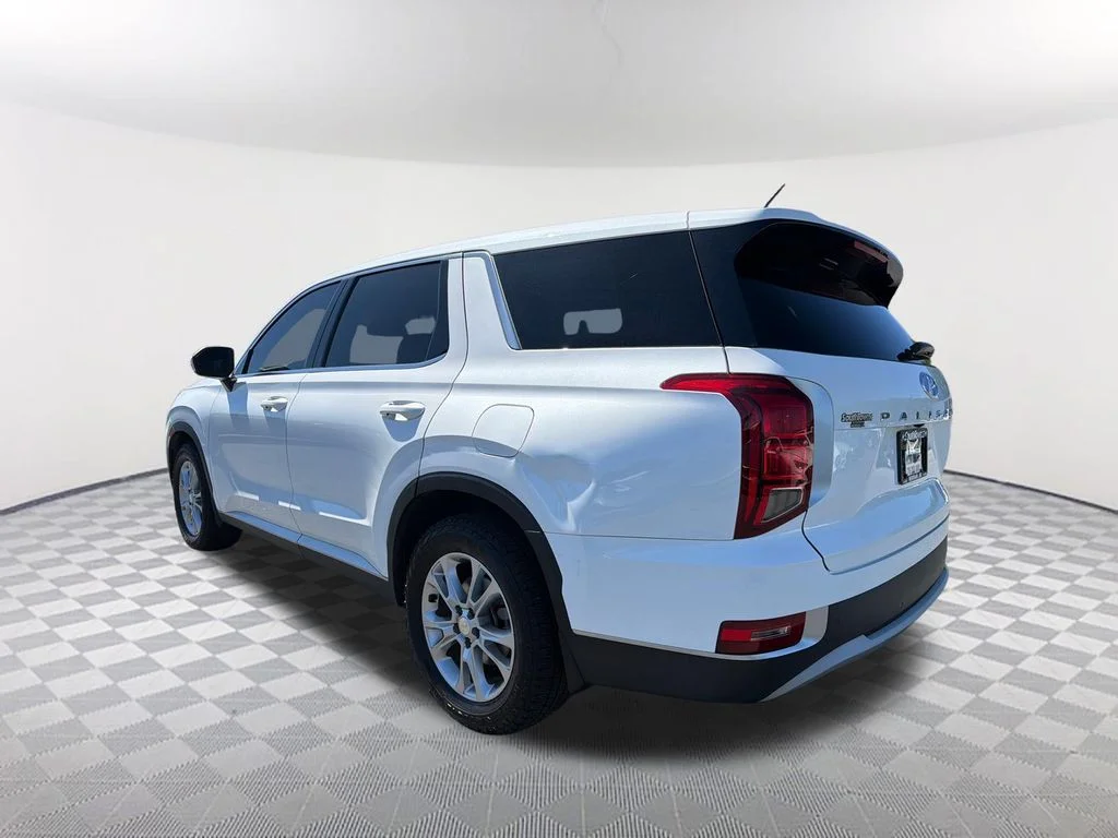 Used 2022 White Hyundai SE image 7
