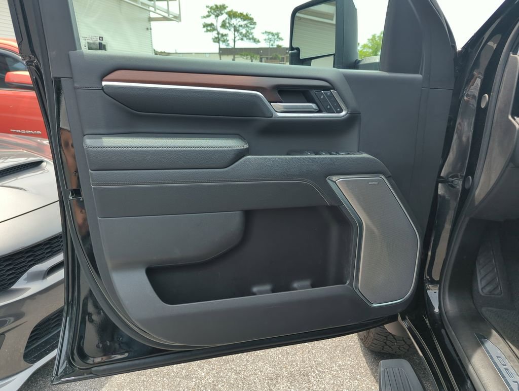 Used 2025 Black GMC Denali image 17
