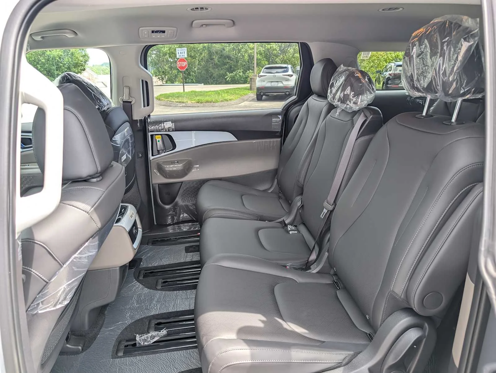 New 2027 Ceramic Silver Kia LXS image 18