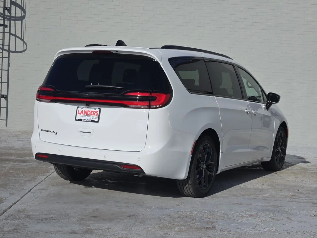 New 2026 Bright White Clearcoat Chrysler Select image 4