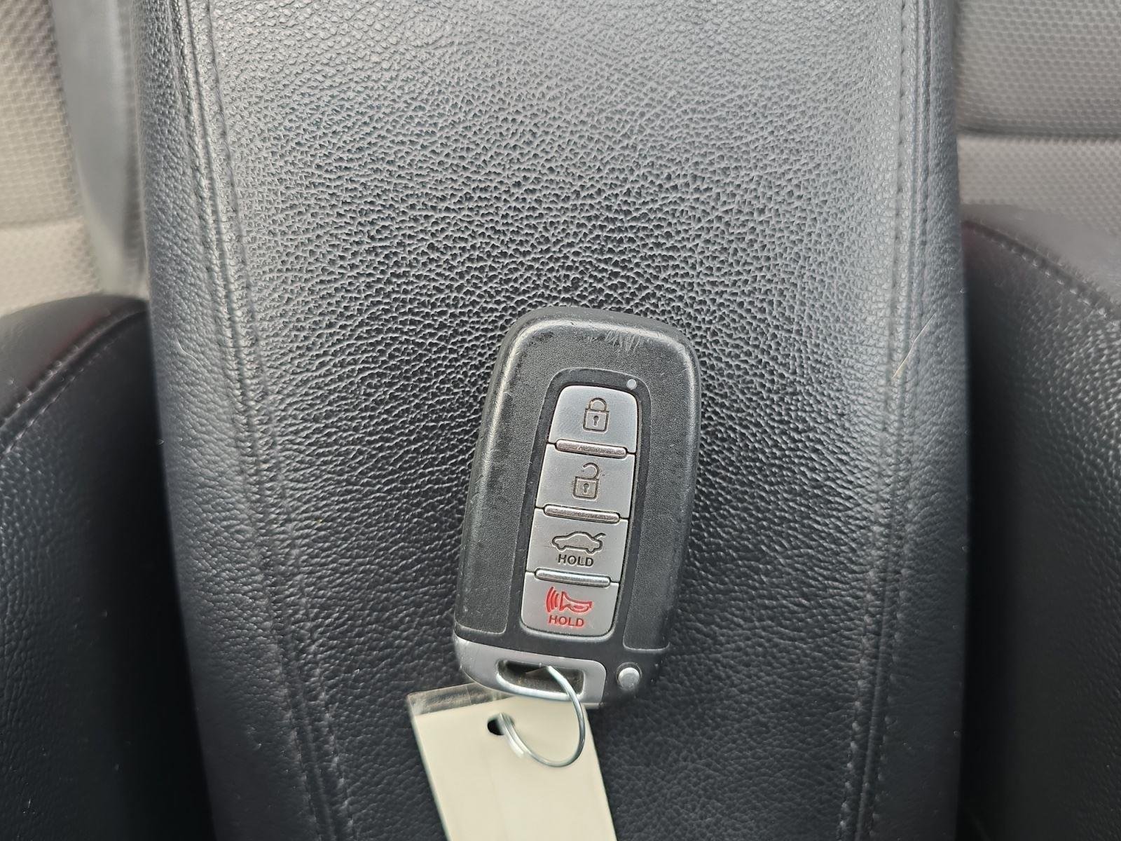 Used 2013 Shimmering White Hyundai SE image 12