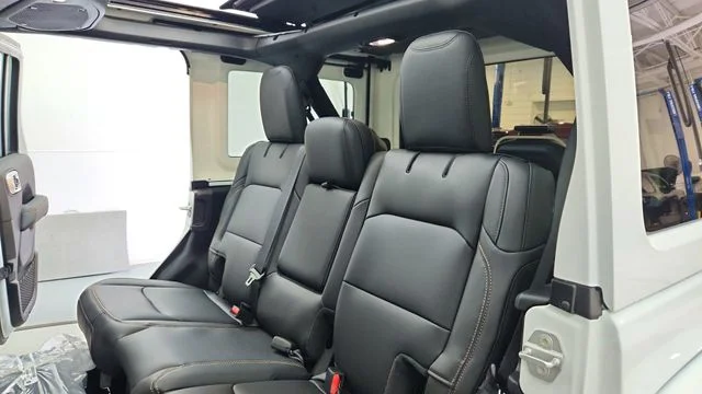 New 2026 Bright White Clear-Coat Exterior Paint Jeep Sahara image 19