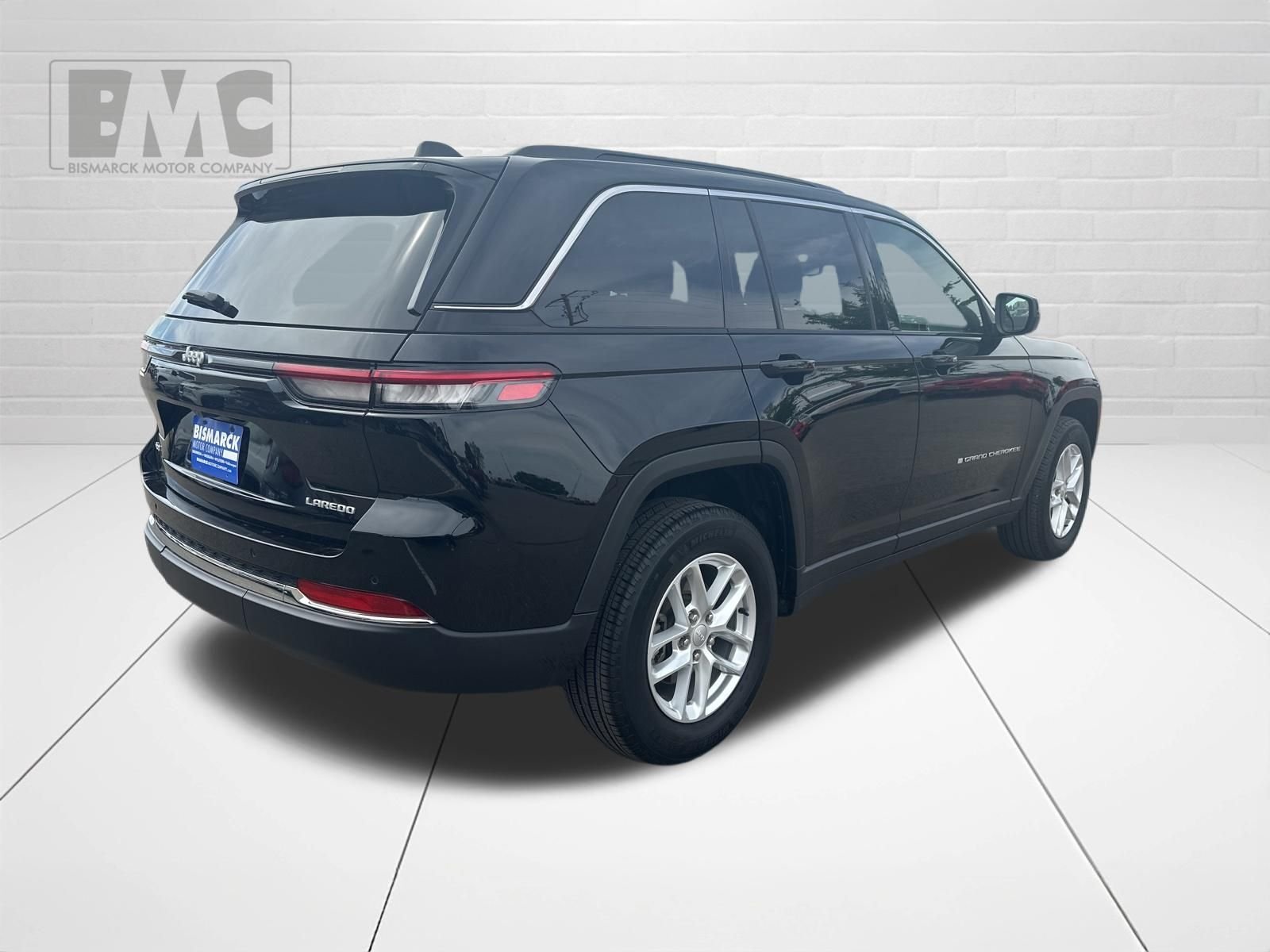 Used 2024 Black Jeep Laredo X image 3