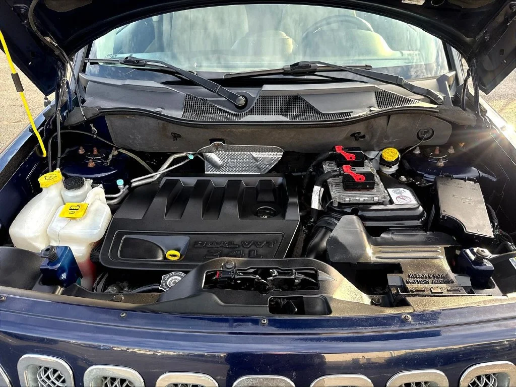 Used 2015 True Blue Pearlcoat Jeep Latitude image 34