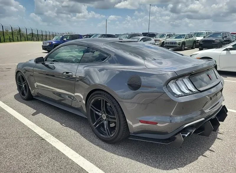 Used 2018 Magnetic Ford GT Premium image 3