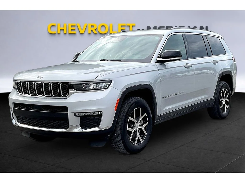 Used 2024  Jeep Limited image 9