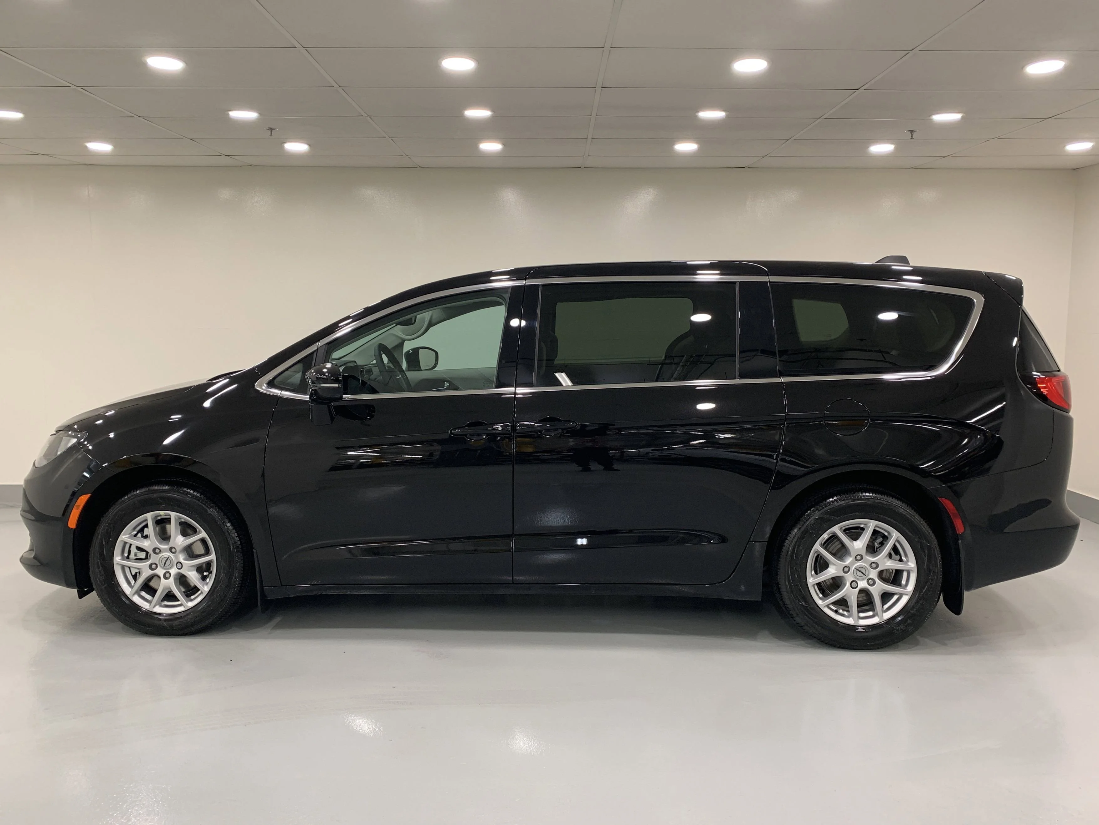 New 2024 Diamond Black Crystal Pearl Chrysler SXT image 2