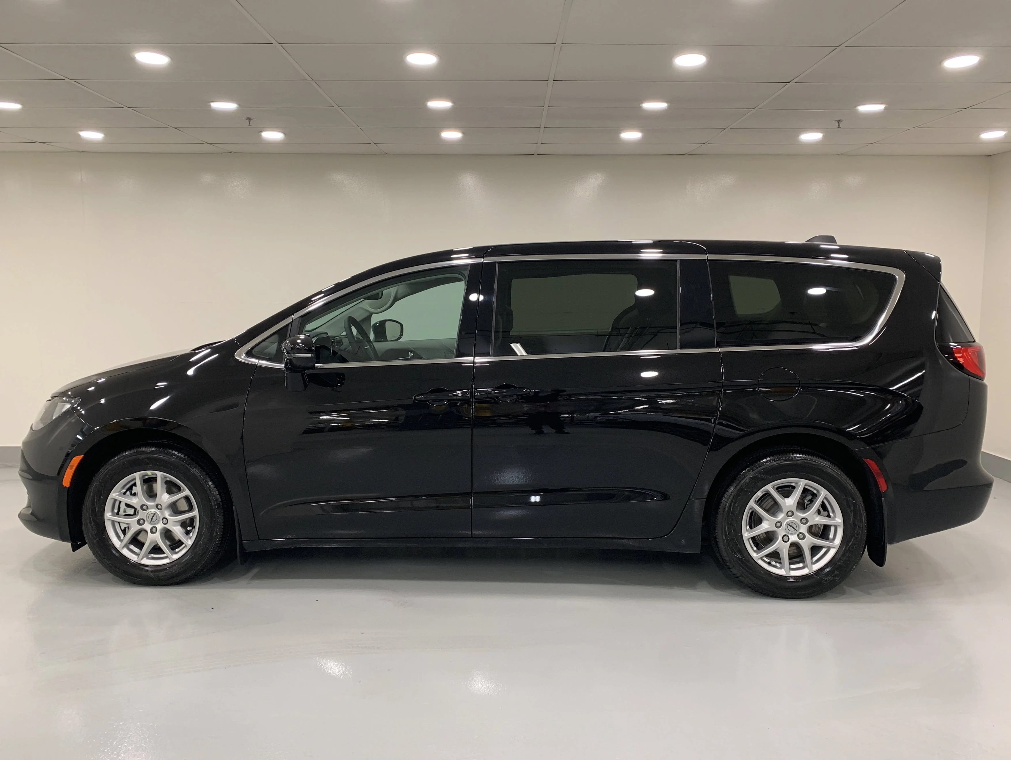 New 2024 Diamond Black Crystal Pearl Chrysler SXT image 2