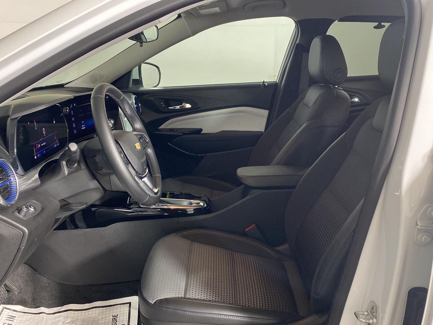 Used 2025 Summit White Chevrolet LT image 21