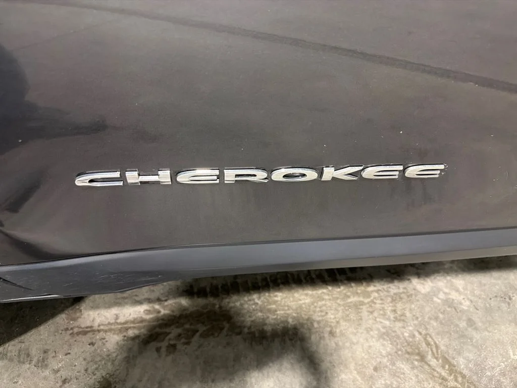Used 2016 Granite Crystal Metallic Clearcoat Jeep Limited image 11
