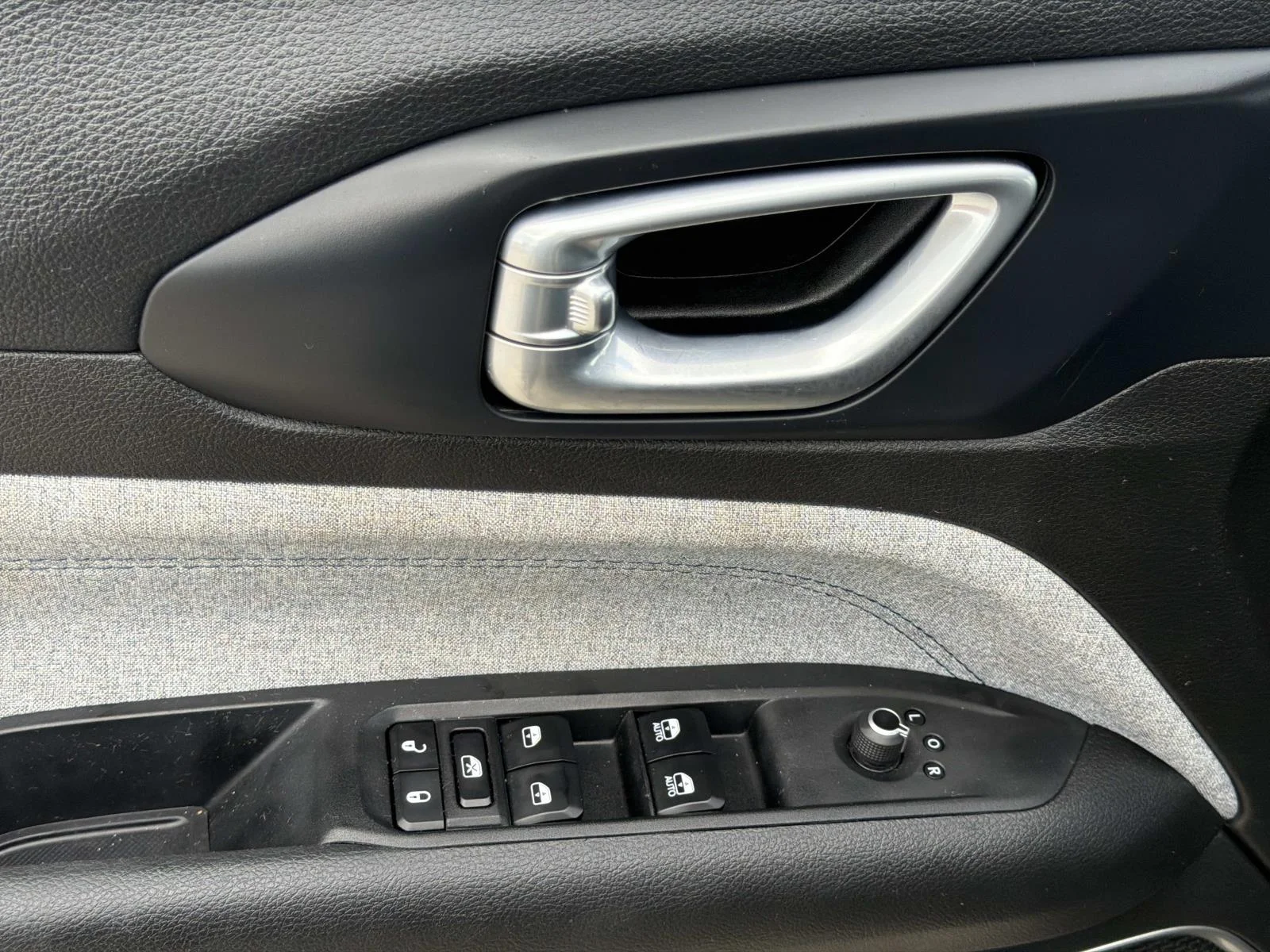 Used 2024 Gray Jeep Latitude 4x4 image 19