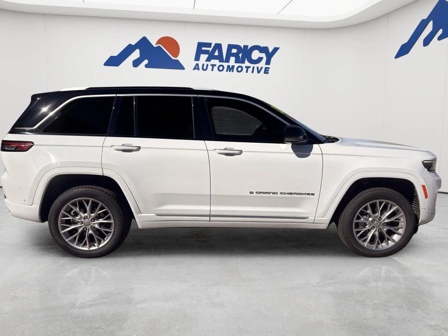 Used 2024 Bright White Clearcoat Jeep Summit image 6