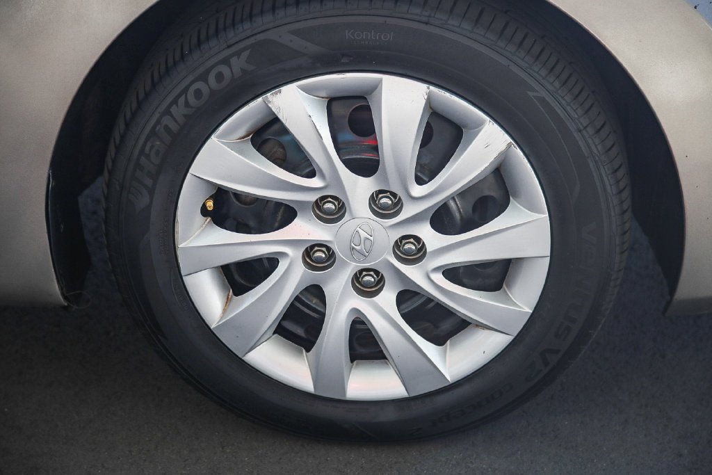 Used 2011 Desert Bronze Metallic Hyundai GLS image 9