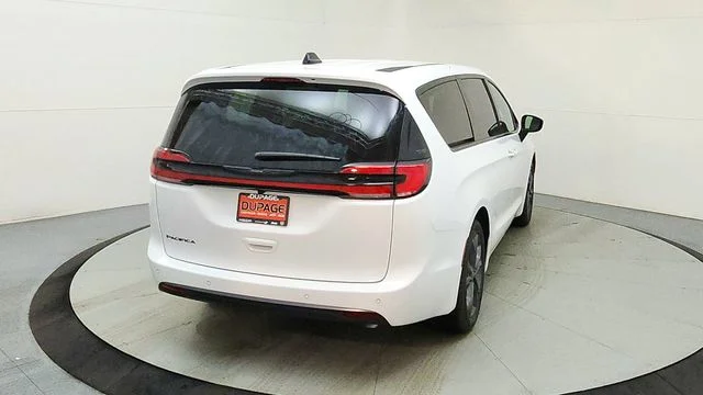 New 2026 Bright White Clear-Coat Exterior Paint Chrysler Select image 9