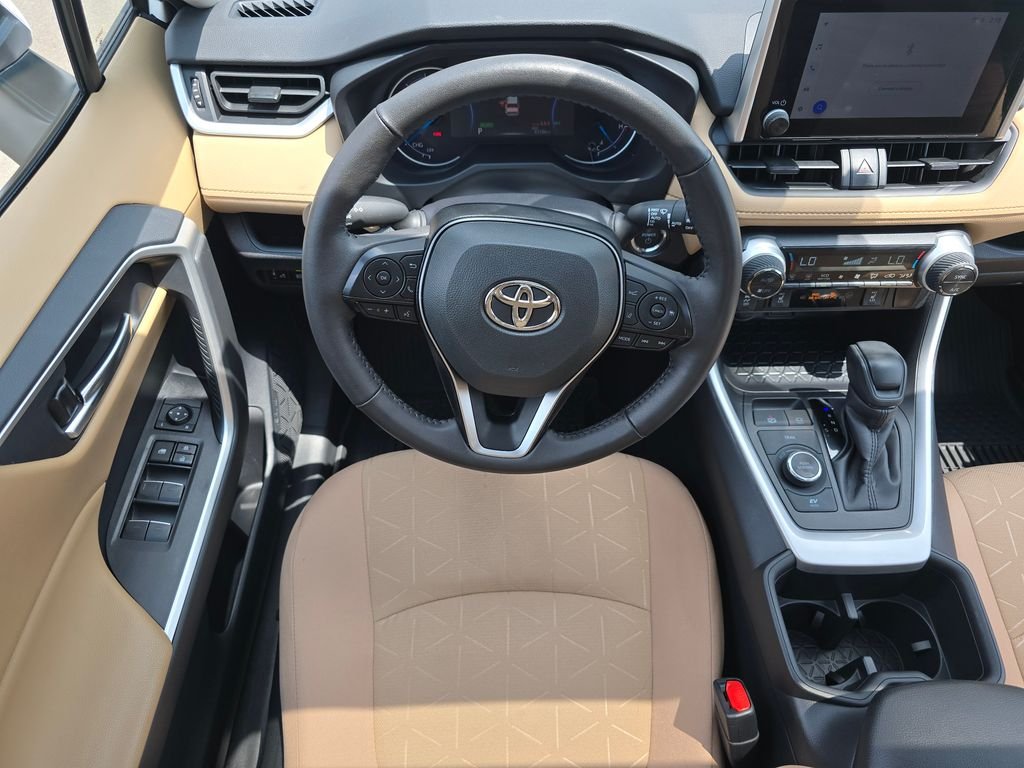 Used 2025 White Toyota XLE image 18