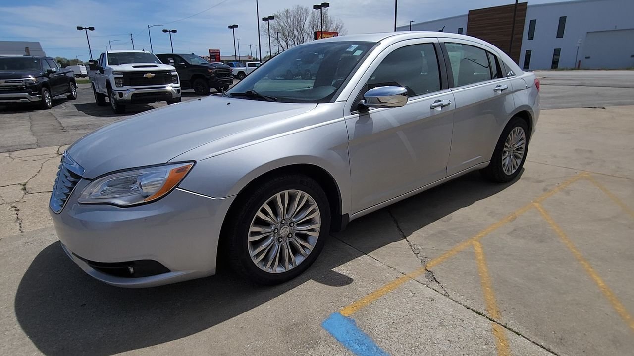 Used 2012  Chrysler Limited image 4