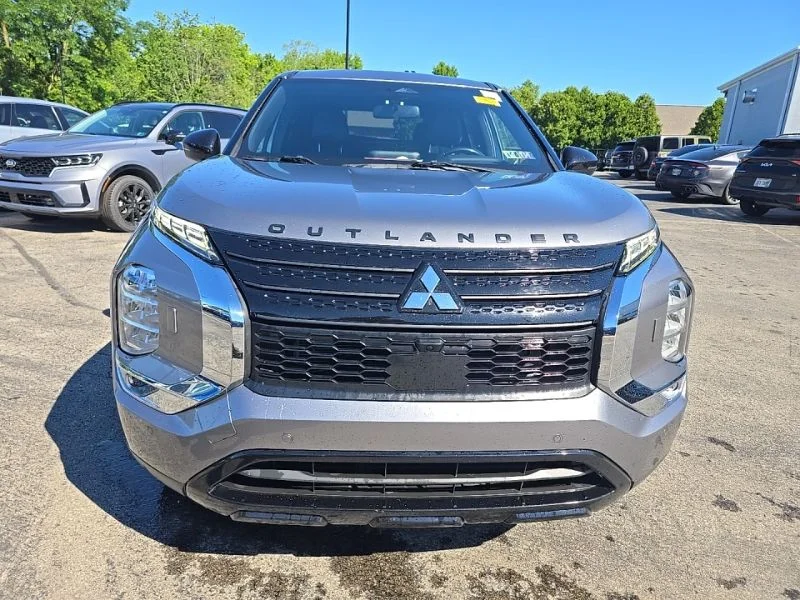 Used 2022  Mitsubishi SE image 2