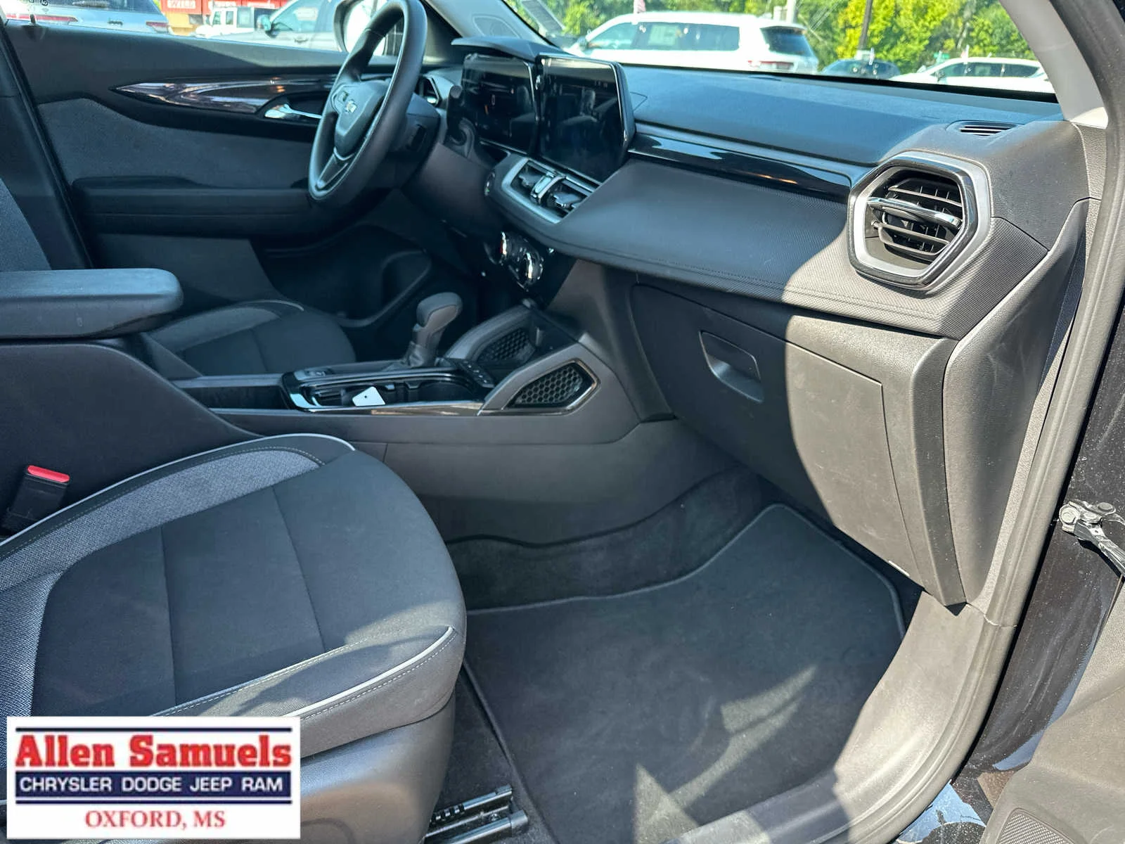 Used 2025 Mosaic Black Metallic Chevrolet LT image 32