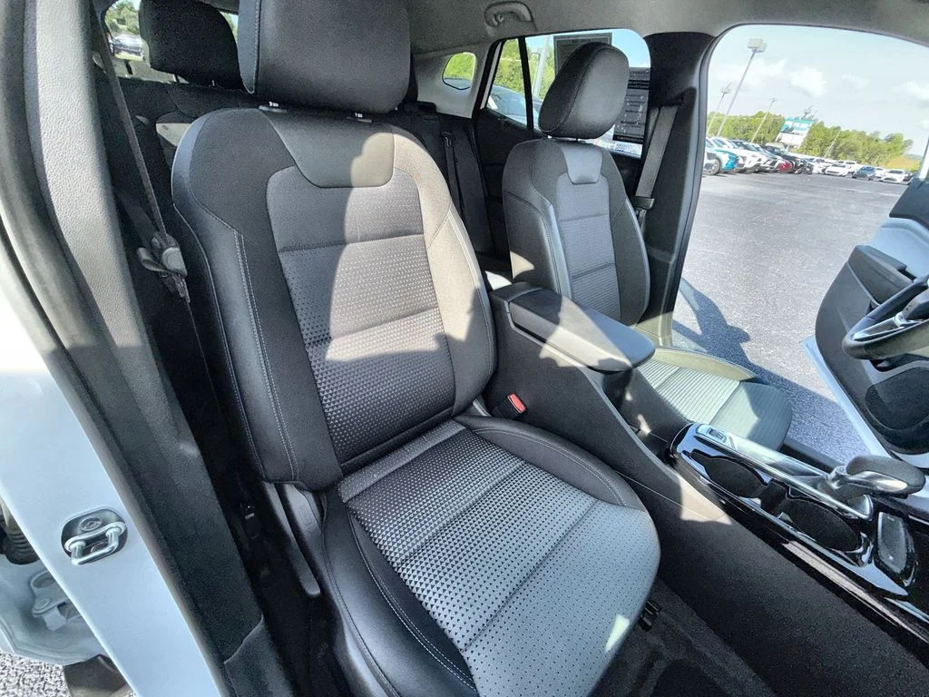 Used 2025 White Chevrolet LT image 26