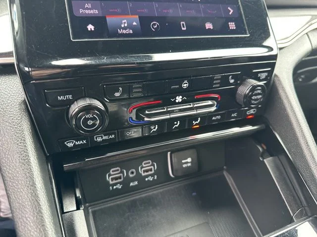 Used 2023 White Jeep Altitude image 23