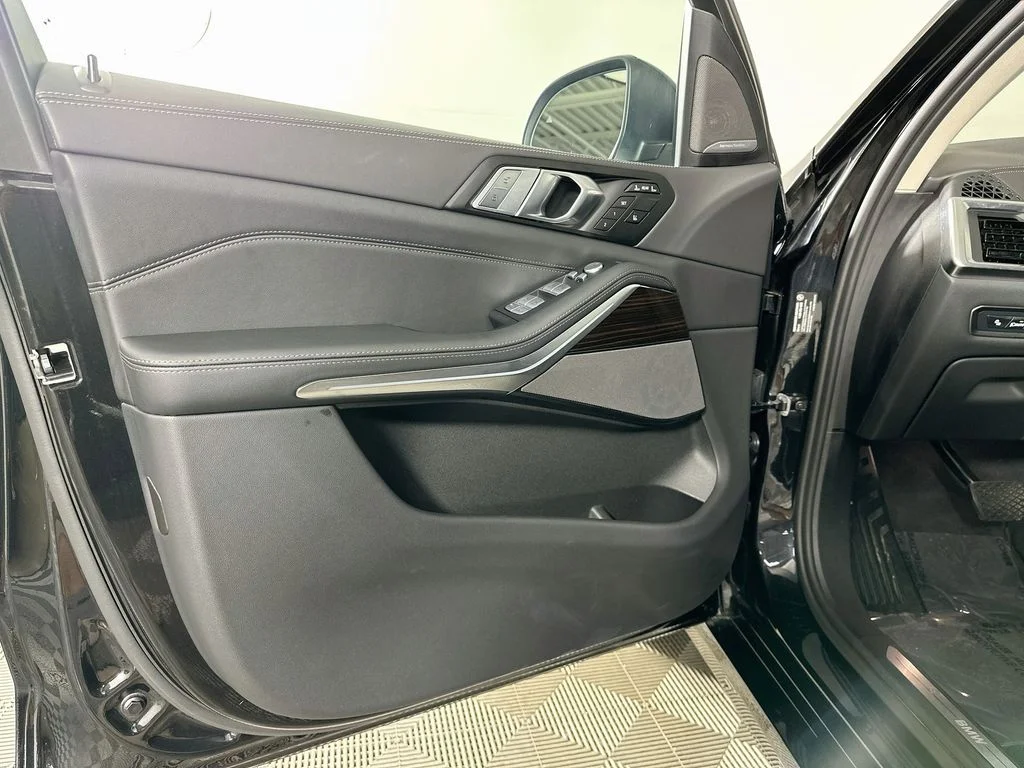 Used 2026 Black Sapphire Metallic BMW xDrive40i image 22