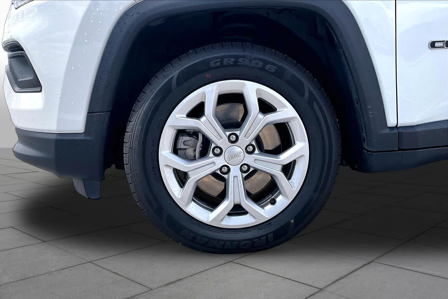 Used 2024 Bright White Clearcoat Jeep Latitude image 11