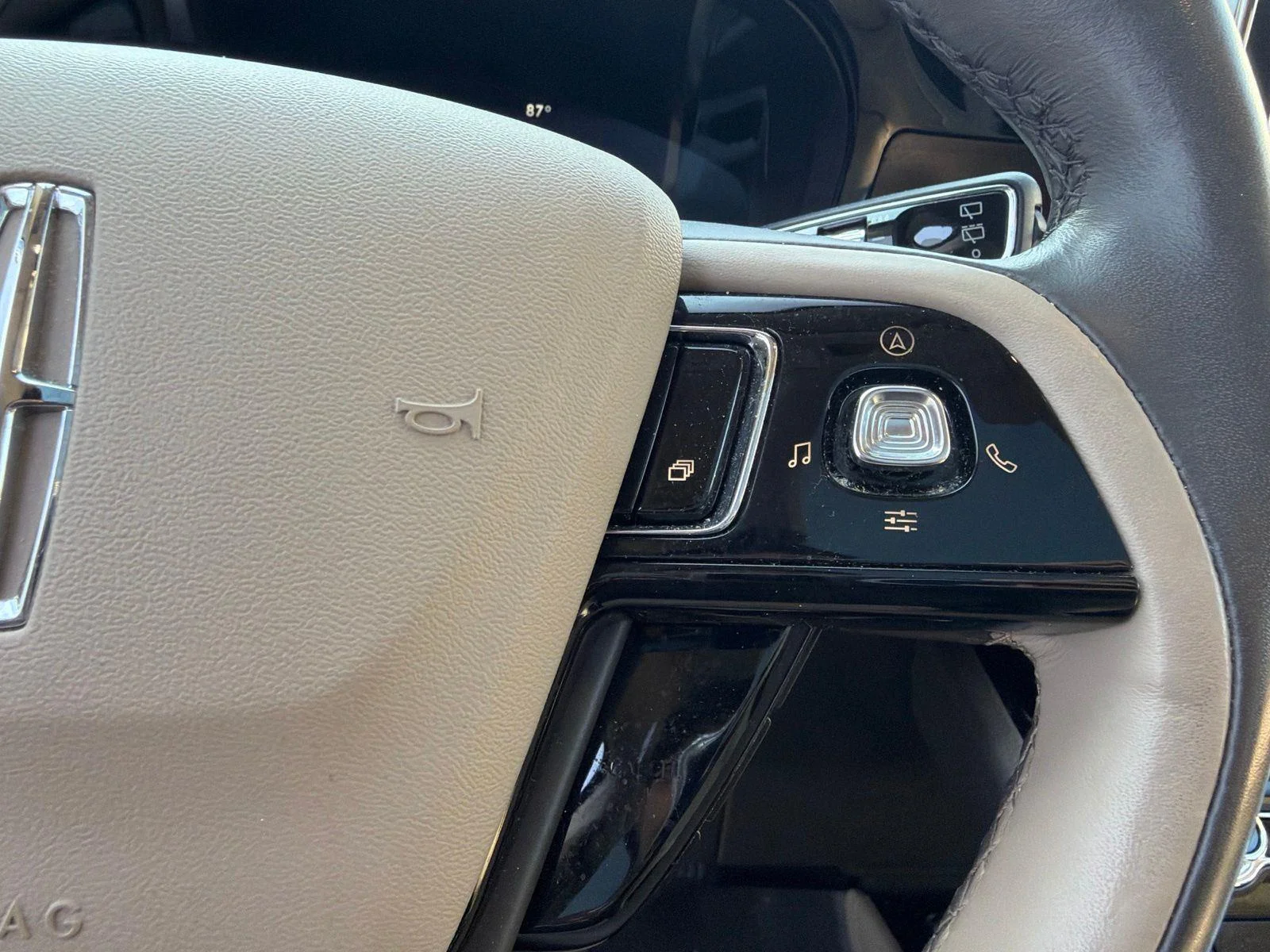 Used 2021 Pristine White Lincoln Reserve image 19