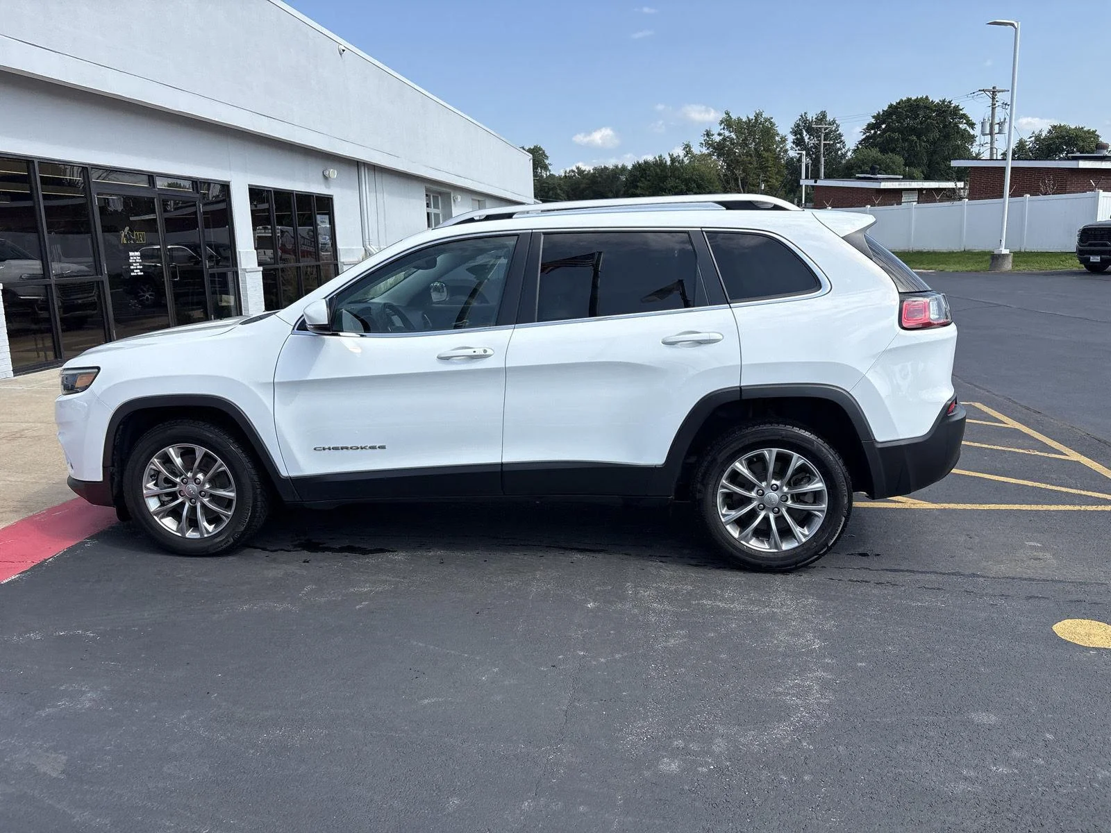 Used 2021 Bright White Clearcoat Jeep Latitude Lux image 8