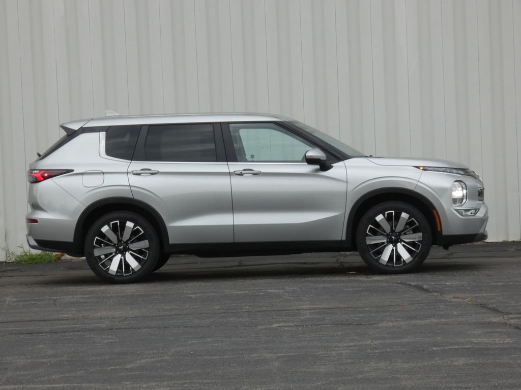Used 2025 Mitsubishi Outlander SE with VIN JA4J3VA87SZ014337 for sale in Kansas City