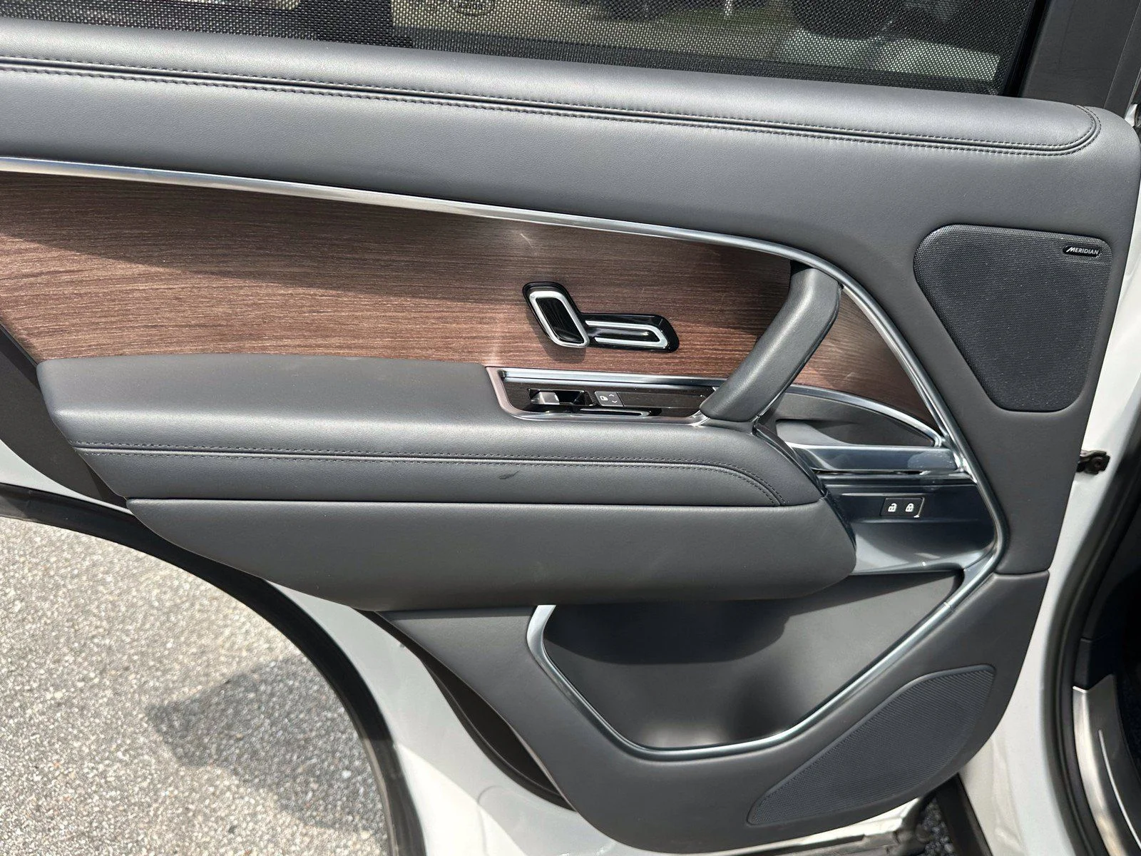 Used 2023  Land Rover SE image 20