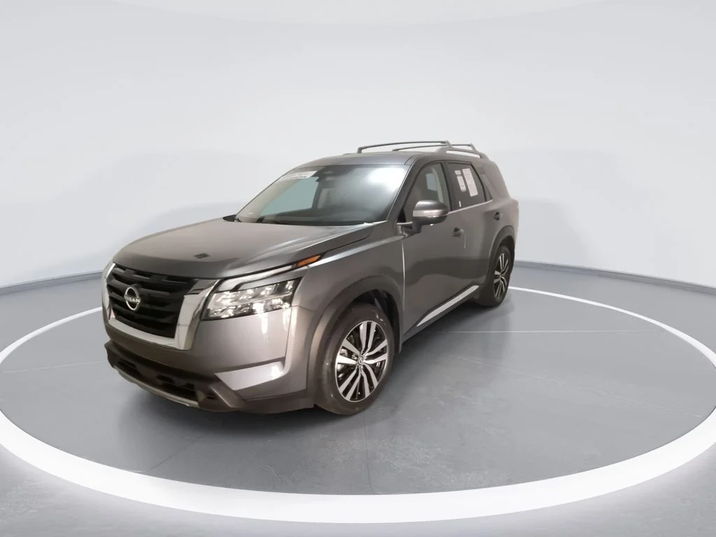 Used 2024 Gray Nissan Platinum image 9