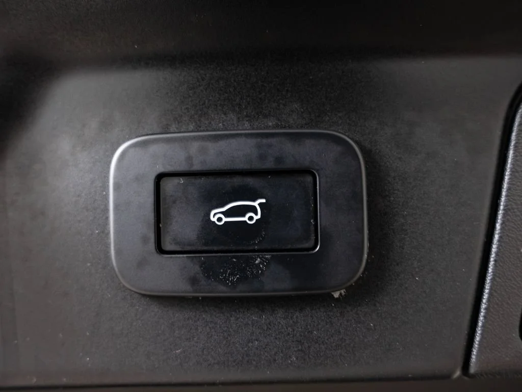 Used 2023 Fuji White Land Rover R-Dynamic S MHEV image 22