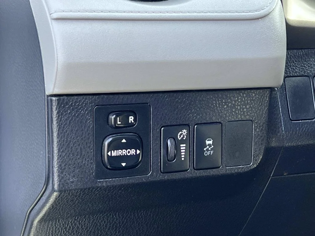 Used 2015 White Toyota LE image 22