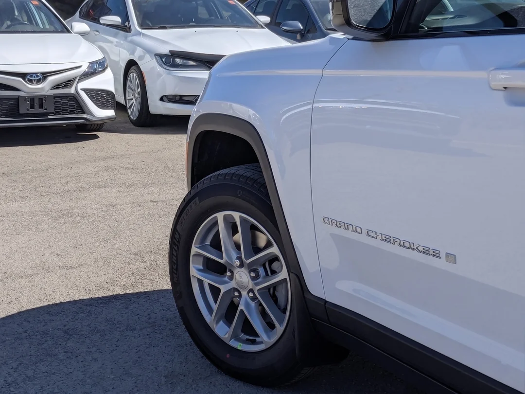 New 2026 White Jeep Laredo - - 4x4 - Classic Theme - 8.4-inch Touchscreen - Heated Seats & Steering Wheel & More! image 9