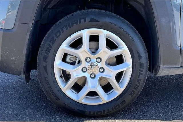 Used 2018 Gray Jeep Latitude image 8