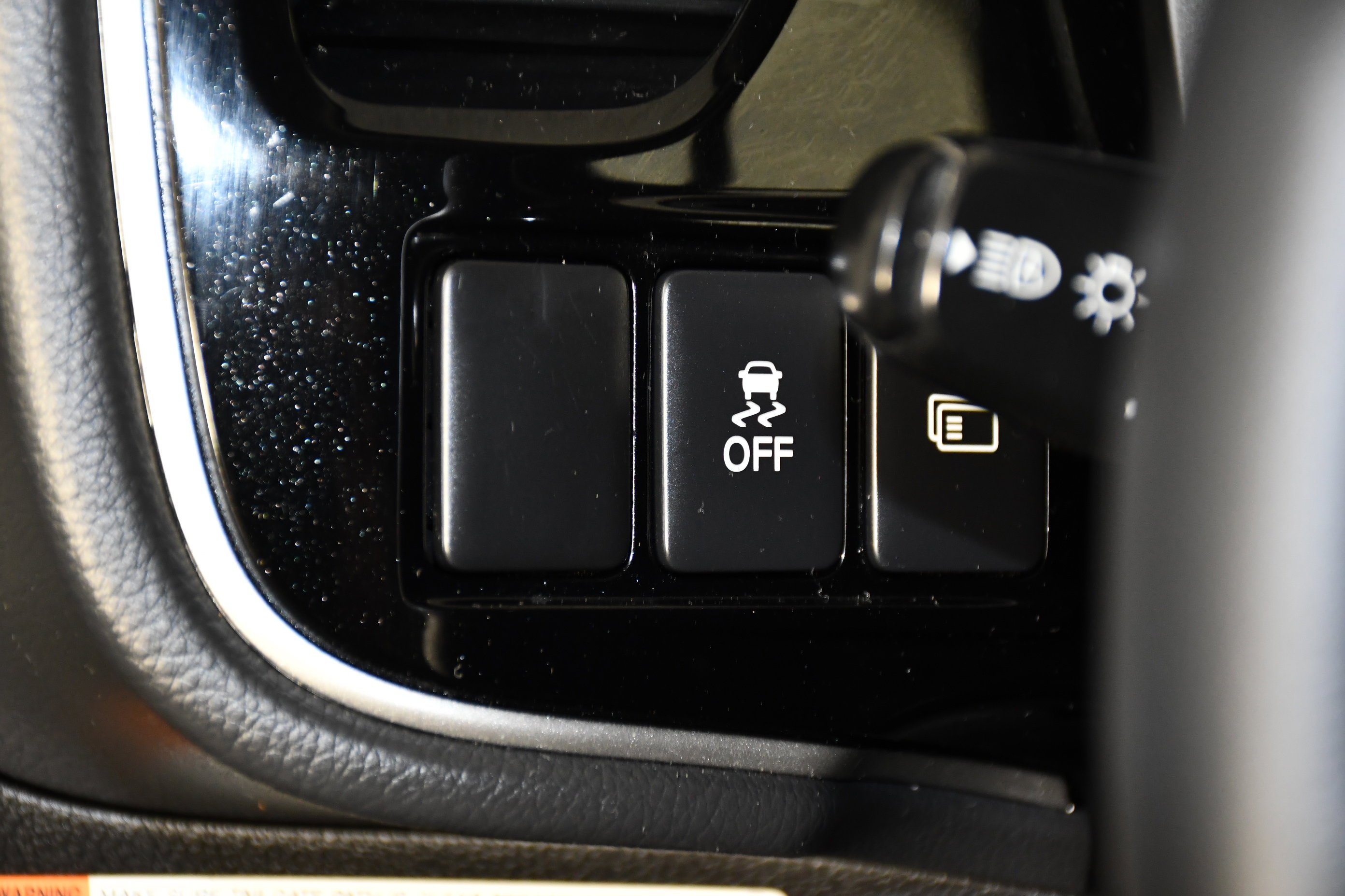 Used 2020 Labrador Black Metallic Mitsubishi SEL image 35
