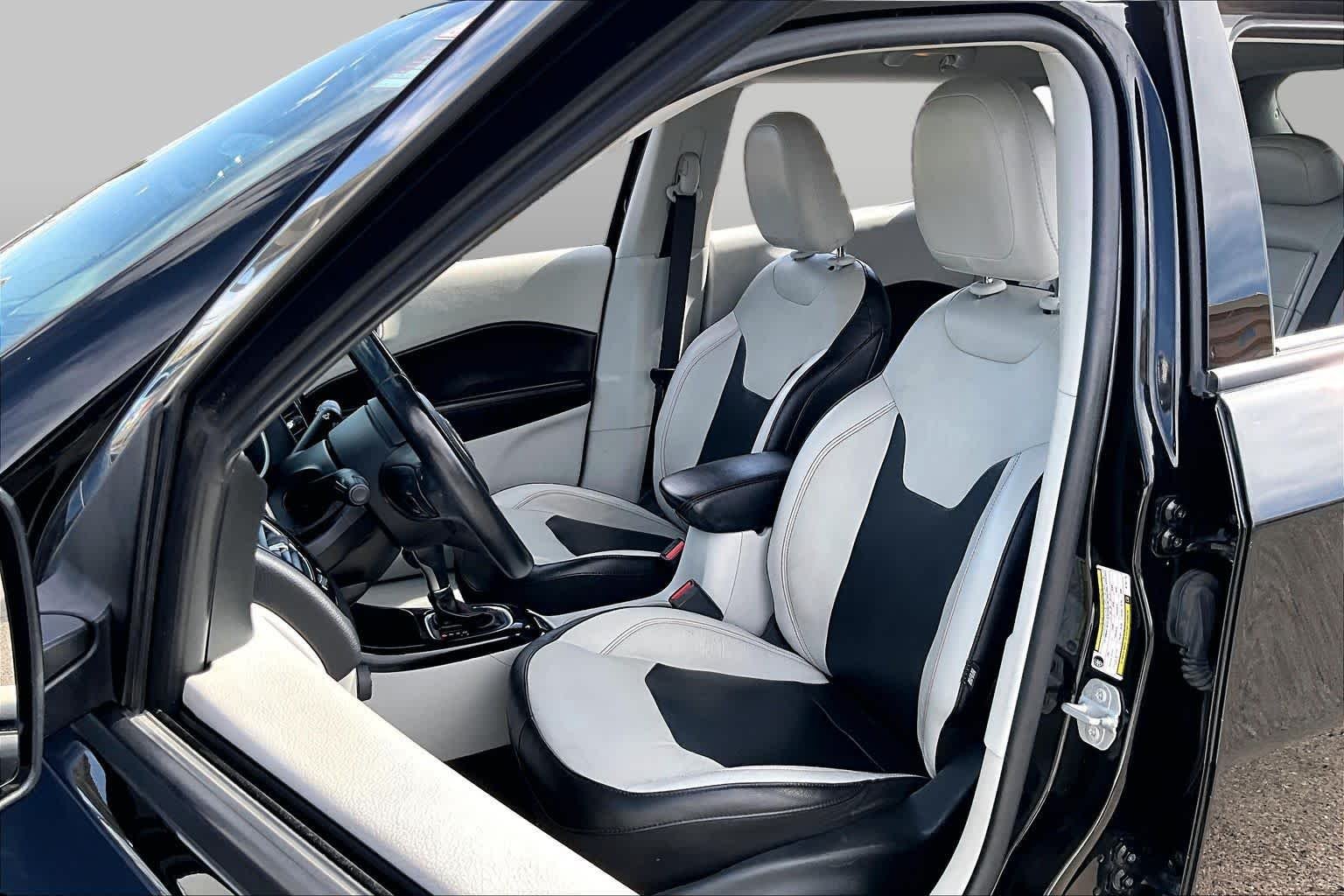 Used 2019 Diamond Black Crystal Pearlcoat Jeep Limited image 7