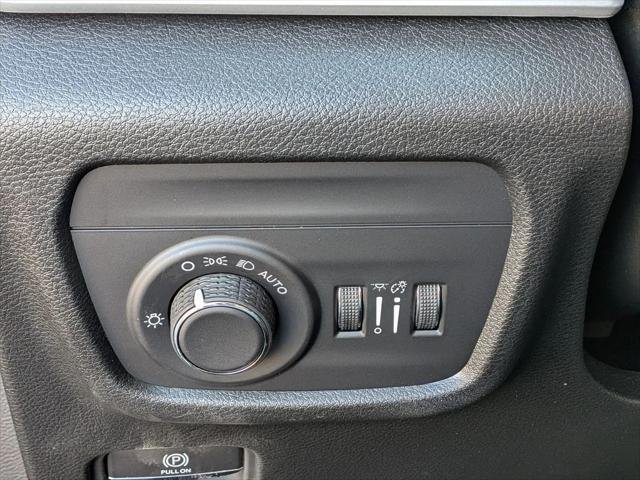 New 2026 Diamond Black Crystal Pearl-Coat Exterior Paint Jeep Altitude image 16
