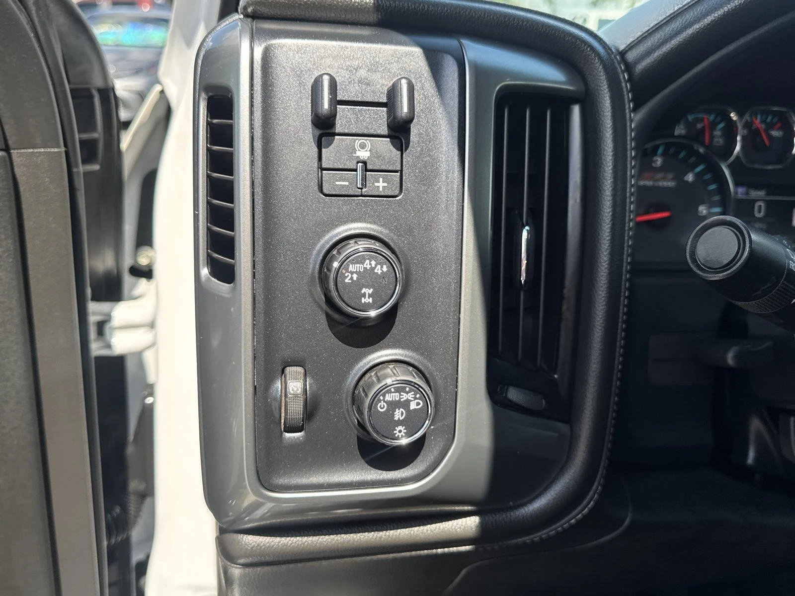 Used 2018 IRIDESCENT PEARL TRICOAT Chevrolet LTZ image 19