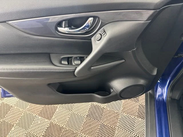 Used 2020 Blue Nissan SV image 18