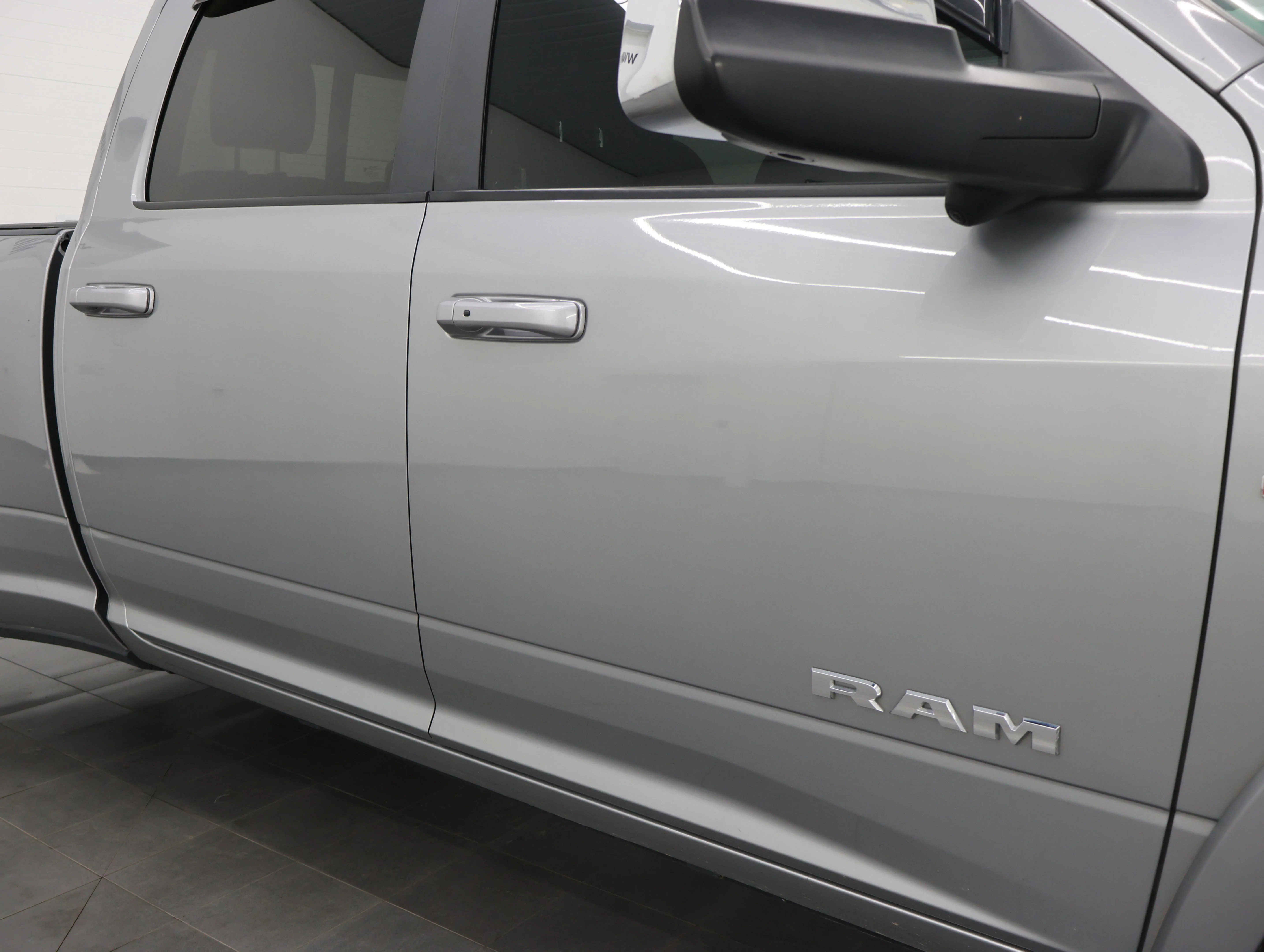 Used 2020 Billet Silver Metallic Clearcoat Ram Laramie image 29
